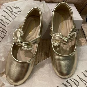 EXCELLENT CONDITION. Little girls dress shoes. Gold. Size 13.